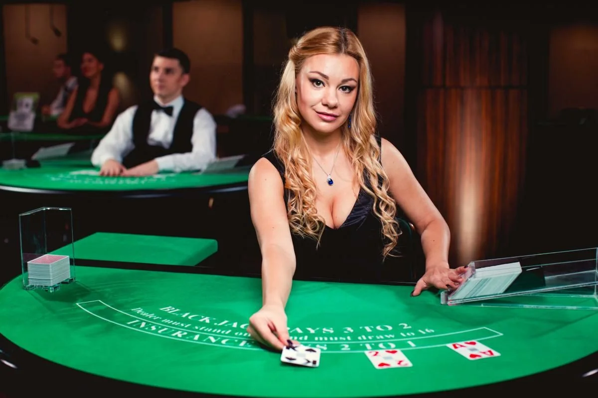 Tampilan ruang kasino live dengan meja dealer